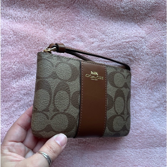 NWT🤎Coach Corner Zip Wristlet 🤎 - Picture 4 of 9